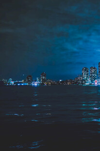 城市夜景下的宁静水面