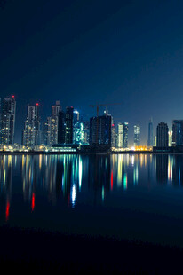 城市夜景倒影的璀璨画面