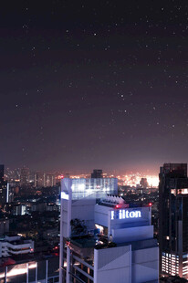 城市夜空下的璀璨建筑