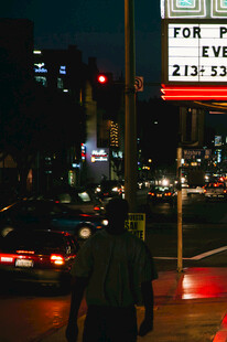 夜晚街头行人与发光招牌