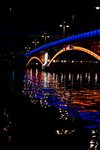 夜晚绚丽拱桥倒映水面