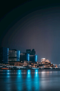 城市夜景下的璀璨水岸风光