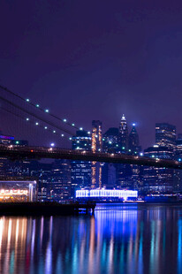 城市夜景下的水边璀璨景象