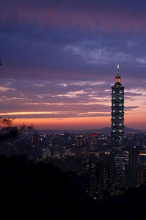 台北夜景中的标志性塔楼