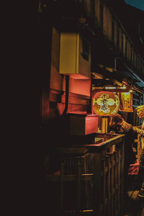 夜晚街边的霓虹小店