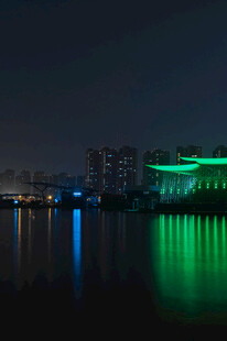 城市夜景下的绚丽光影