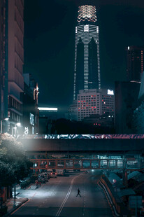 城市夜景中的高耸水塔