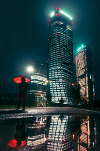 都市夜景摩天大楼的倒影