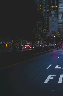 城市夜晚道路车流景象