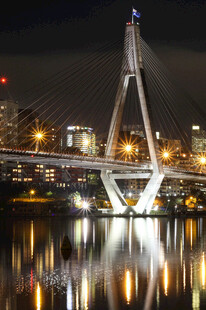 夜晚璀璨的现代桥梁景观