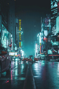 都市雨夜霓虹闪烁街道