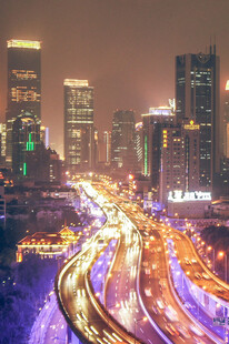 繁华都市夜景中的车流