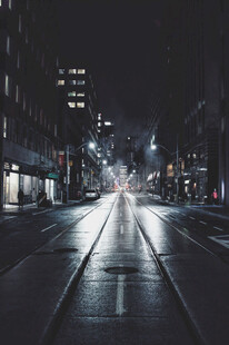 夜晚城市空旷街道景象