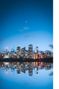 城市夜景倒映于平静水面