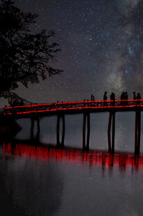 夜晚桥上灯光与人影美景