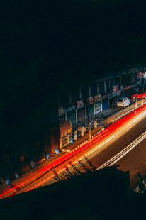 夜间公路车流灯光轨迹