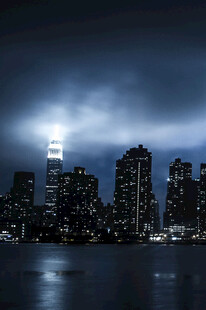 城市夜景灯火映照水面