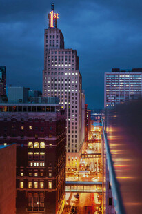 夜幕下的城市繁华街景