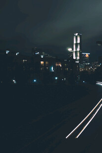 城市夜景中的道路与灯光