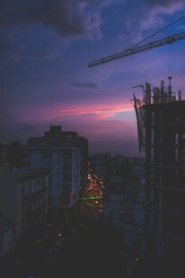 城市暮色中的建筑与圣诞树