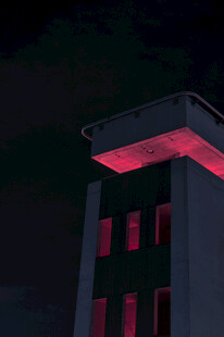 夜间红光照耀的独特建筑