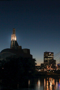 城市夜景中的璀璨建筑