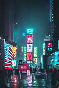 都市雨夜霓虹下的街道