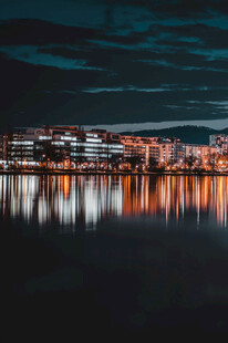 夜幕下的城市湖畔倒影