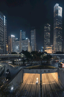 城市夜景下的静谧木质平台