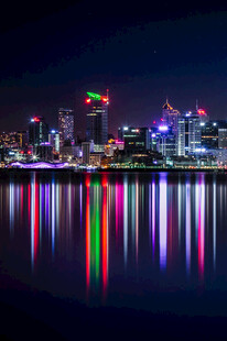 城市夜景倒影绚丽灯光