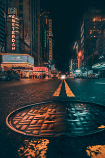城市夜晚井盖与车流景象