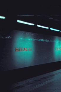 地下通道的发光文字标识