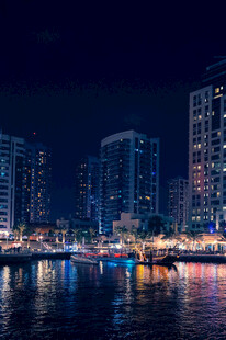 城市璀璨夜景水面映灯光