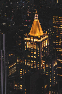 城市夜景中的璀璨摩天大楼