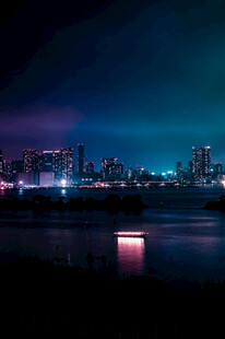 城市夜景下的静谧水面