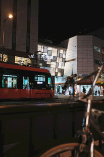 夜晚城市街道的多彩景象