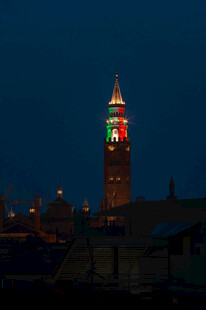 夜幕下的高耸钟楼