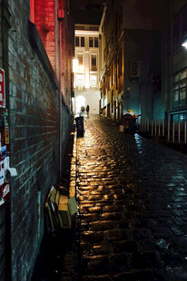 夜晚石板路的静谧小巷