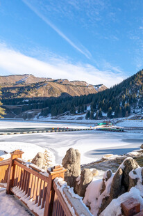 冬日湖畔雪景木栈道风光
