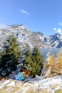 雪山湖畔的多彩露营风景