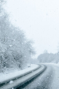 雪天蜿蜒的积雪道路