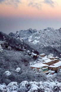雪覆山峦中的古朴村落