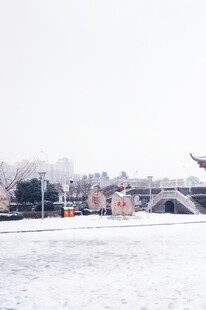 冬日雪景中的城市景观