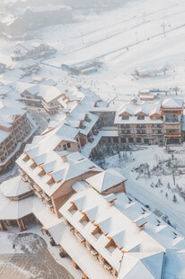 雪覆建筑群景观