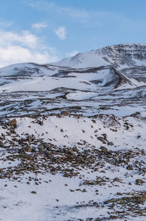 冬日雪覆山丘美景