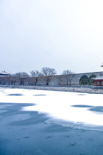 冬日冰封湖面雪景