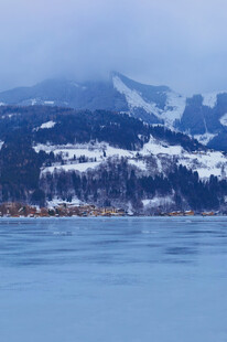 冬日湖畔雪山美景
