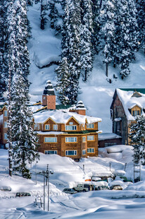 雪覆山间木屋冬日美景