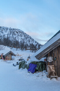 雪中小屋与户外露营场景