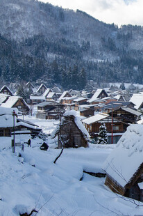 雪覆山村美景